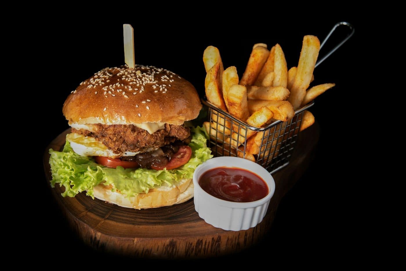 Burger au poulet : Poulet pané, cheddar, salade, tomate, pickles