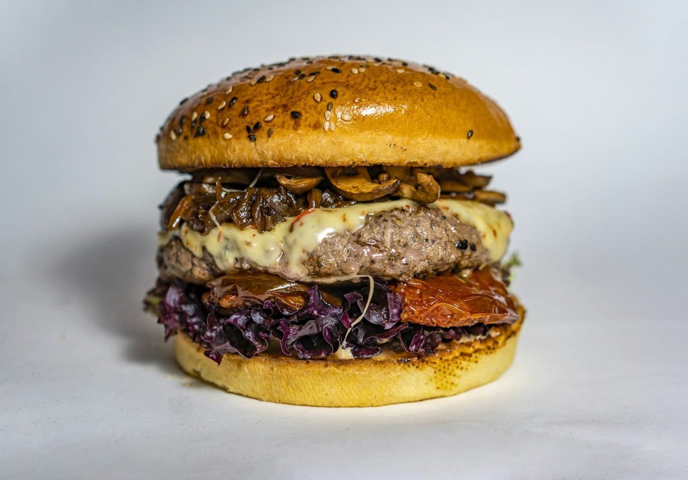 Burger Savoyard : Steak haché 150 g, reblochon, galette de pomme de terre, oignons confits, salade, tomate