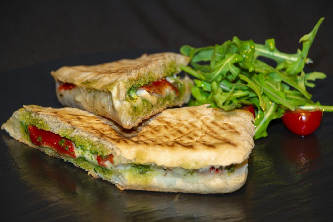 Crousty : pâte à pizza roulée et grillée, servie avec de la salade.