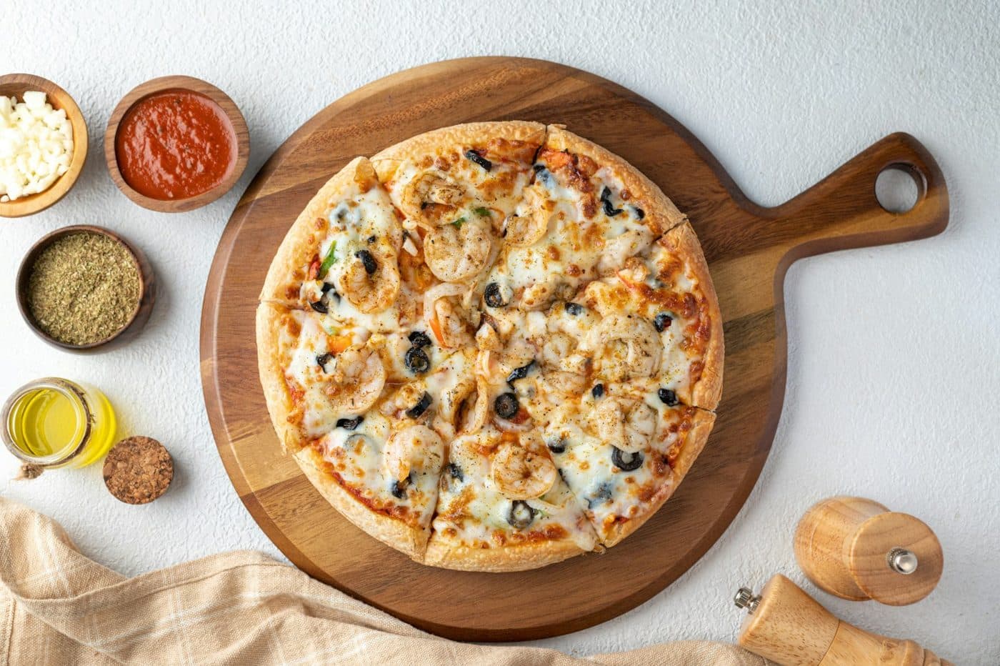 Pizza Délicieuse : Poulet fumé, champignons, pommes de terre