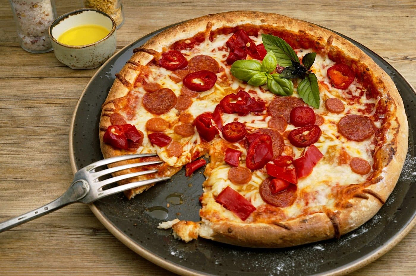 Pizza Orientale : Merguez, poivrons, oignons rouges, olives